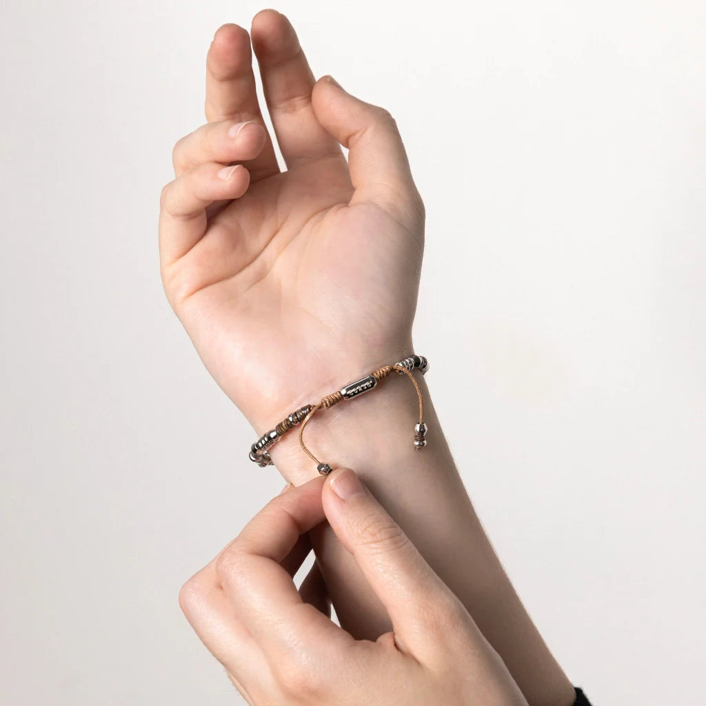 Pulsera ajustable con conchas filipinas de 3mm talladas a mano, intercaladas con cuentas bañadas en rodio - Joyería y bisutería fina