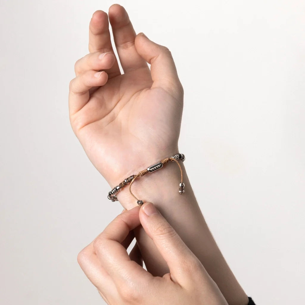 Pulsera ajustable con conchas filipinas de 3mm talladas a mano, intercaladas con cuentas bañadas en rodio - Joyería y bisutería fina