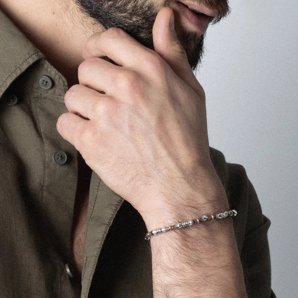 Pulsera ajustable con conchas filipinas de 3mm talladas a mano, intercaladas con cuentas bañadas en rodio - Joyería y bisutería fina