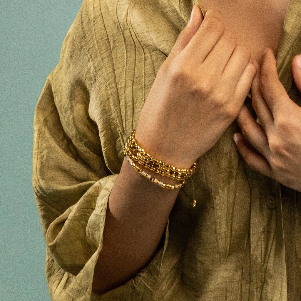 Pulsera ajustable con conchas filipinas de 3mm talladas a mano, intercaladas con cuentas bañadas en oro 22K - Joyería y bisutería fina