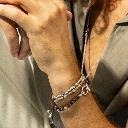Pulsera ajustable con conchas filipinas de 3mm talladas a mano, intercaladas con cuentas bañadas en rodio - Joyería y bisutería fina