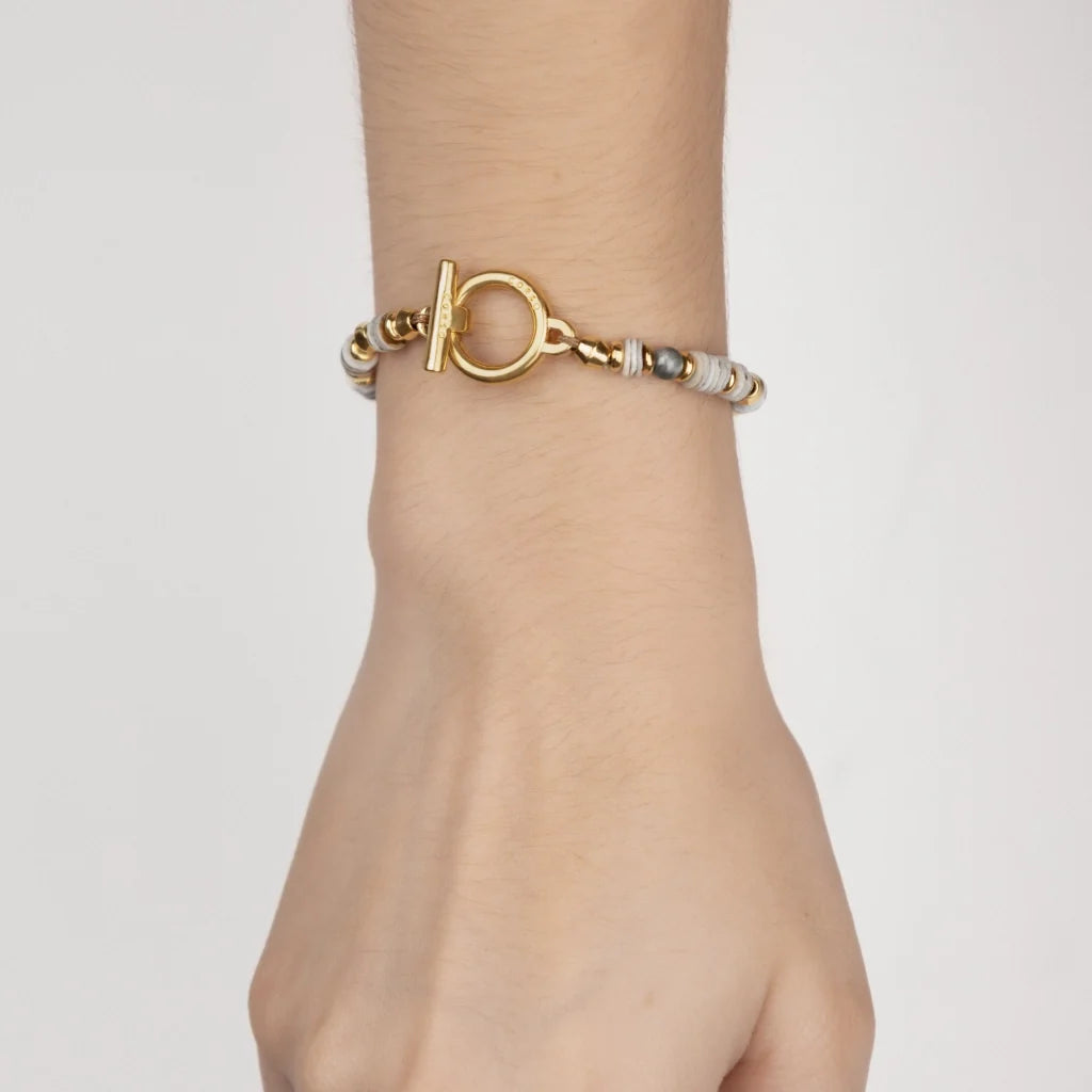 Pulsera en baño de Oro 22K con conchas filipinas talladas a mano y piedras semipreciosas - Joyería y bisutería fina
