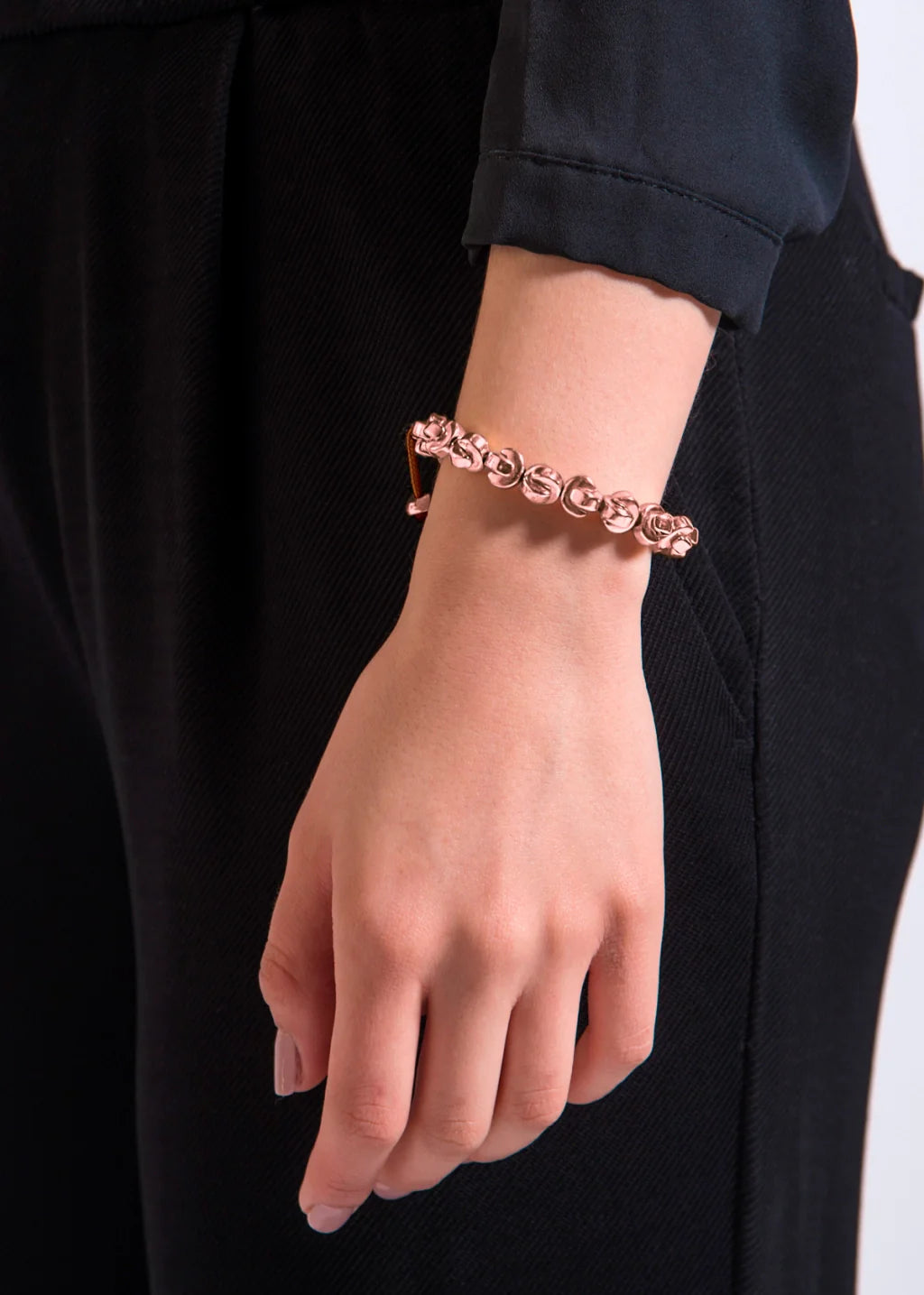 Pulsera ajustable con hilo de seda, con cuentas media luna y placa insignia Corso en baño de oro rosa 22K - Joyería y bisutería fina