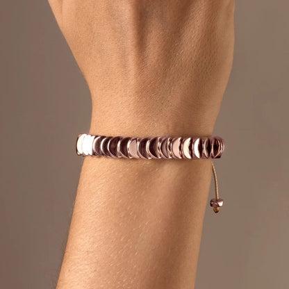 Pulsera ajustable con hilo de seda, con lunas y placa insignia Corso en baño de oro rosa 22K - Joyería y bisutería fina