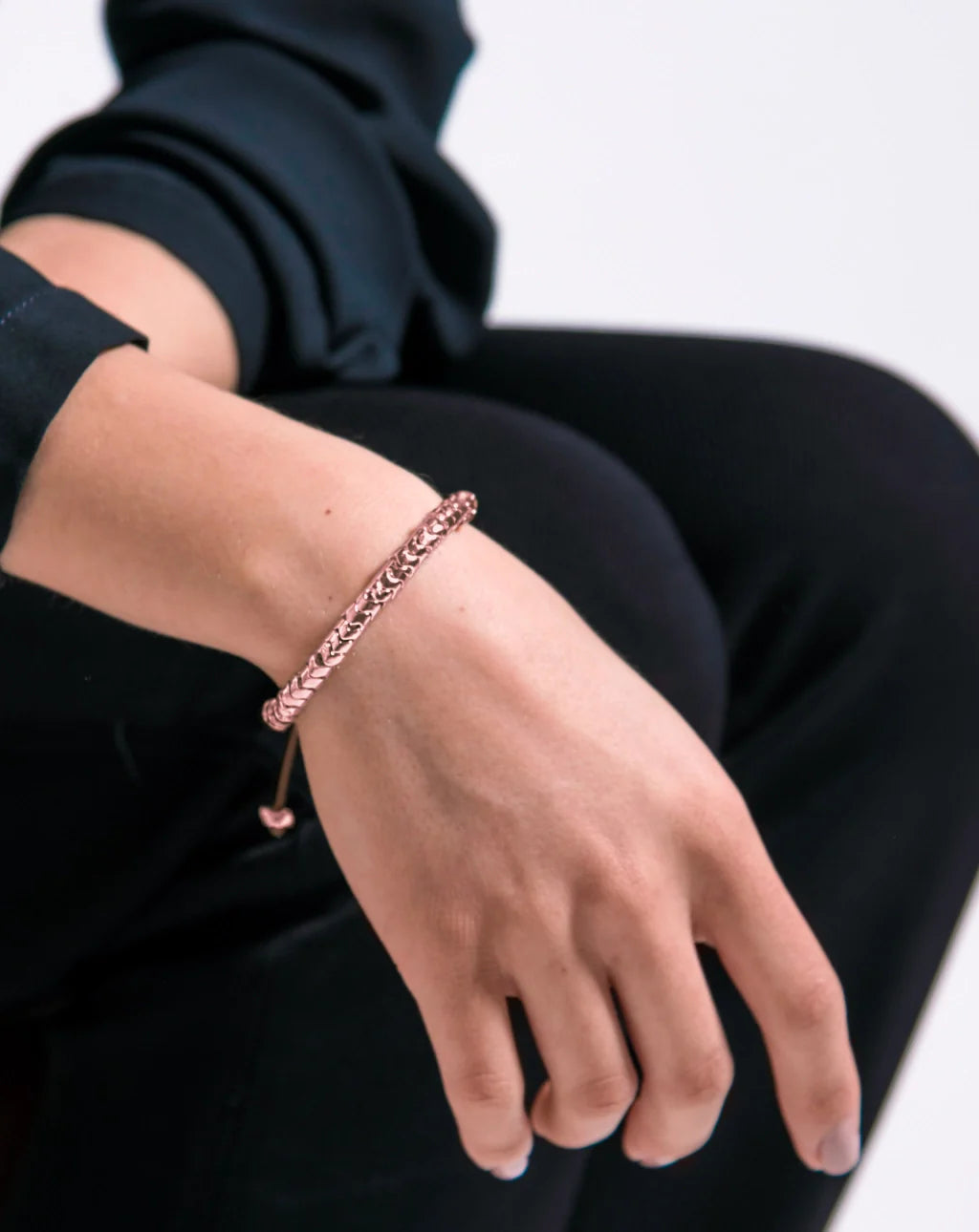 Pulsera ajustable con hilo de seda, diseño escamas articuladas y broche bañado en oro rosa 22K - Joyería y bisutería fina