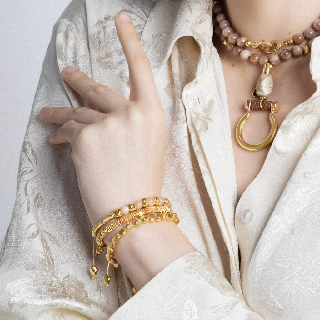Pulsera con mantras, miniflor y placa octagonal en baño de oro 22K - Joyería y bisutería fina