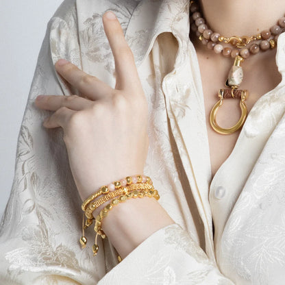 Pulsera con mantras, miniflor y placa octagonal en baño de oro 22K - Joyería y bisutería fina