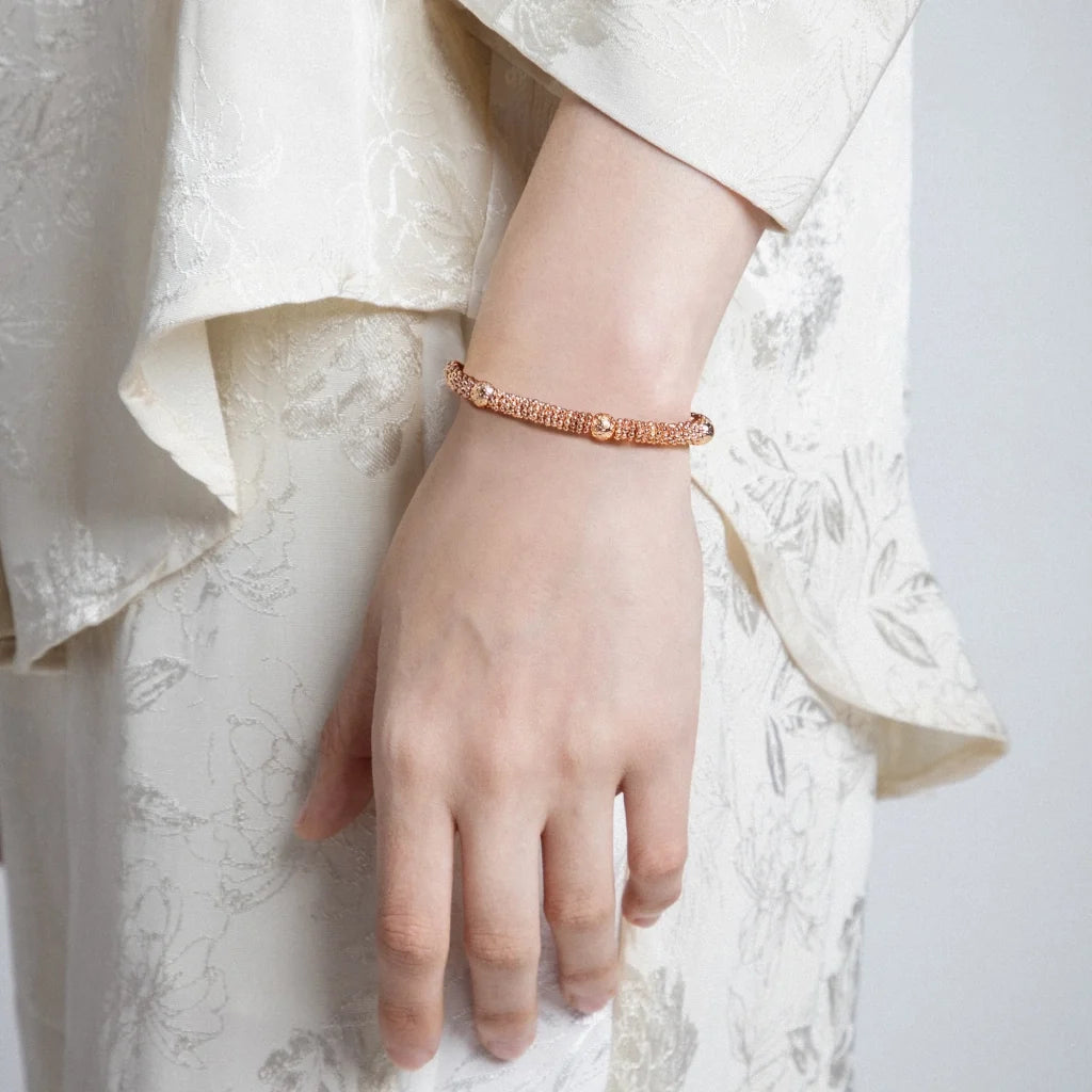 Pulsera con mantras, miniflor y placa octagonal en baño de oro rosa 22K - Joyería y bisutería fina